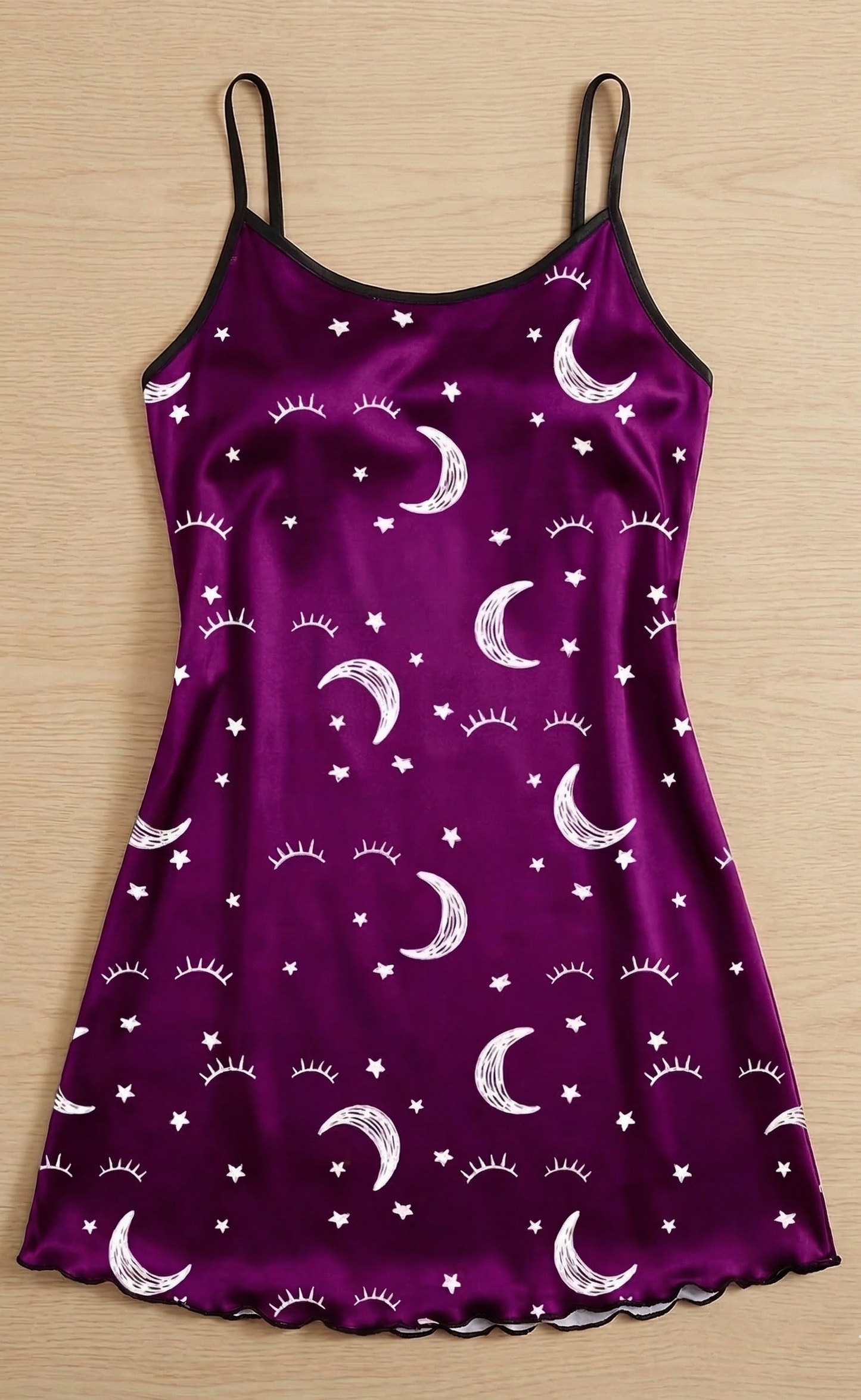 Camisón de Satén Celestial con Estampado de Luna, Estrellas y Ojos Durmientes en Púrpura Profundo
