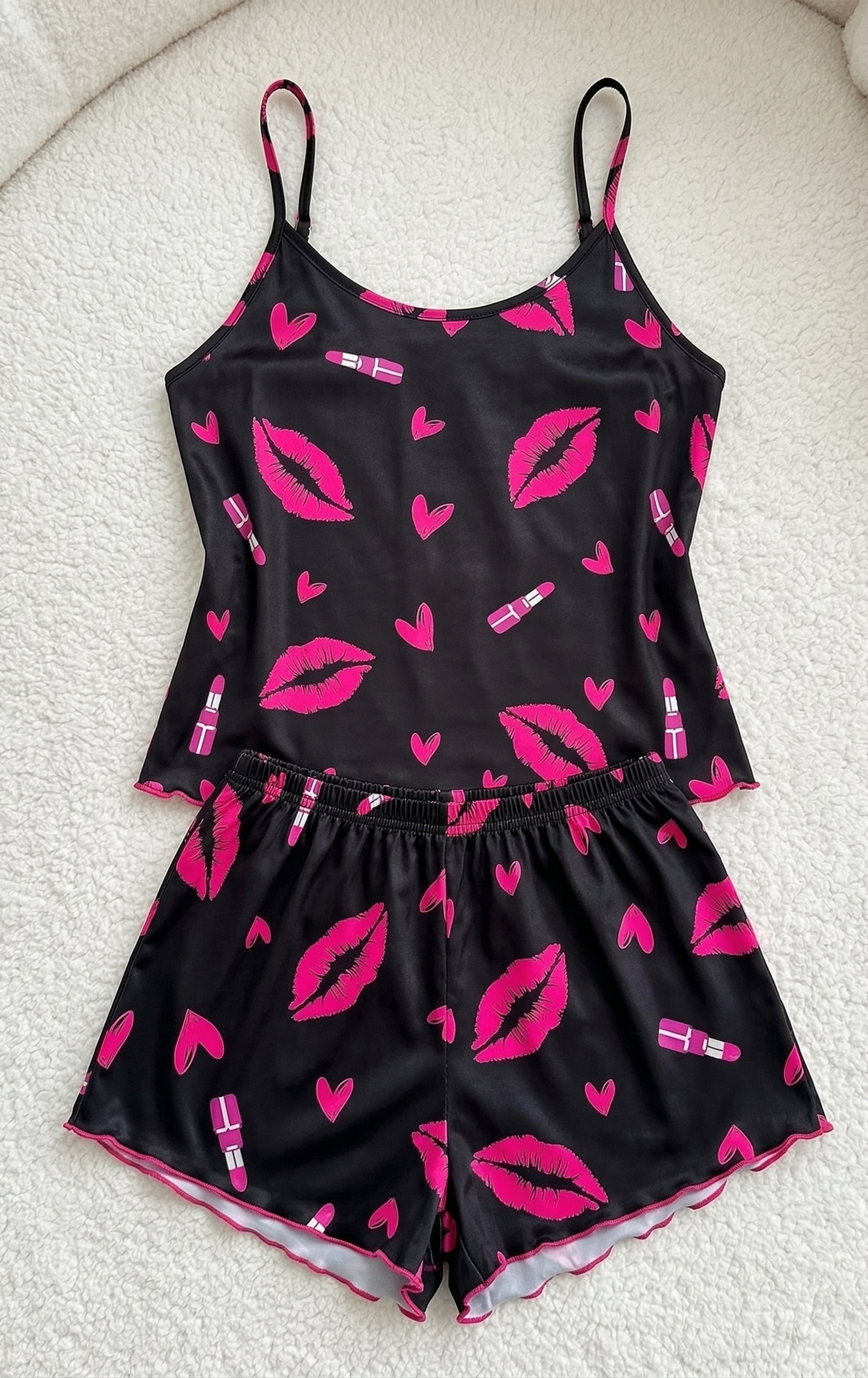 Pijama "Pink Kiss" - Conjunto Satinado de 2 Piezas con Estampado de Labios y Corazones