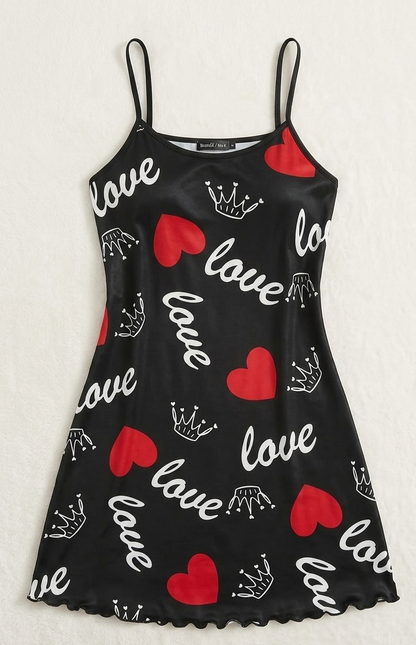 Camisón Queen of Hearts – Slip Dress Negro con Corazones y Estampado Love
